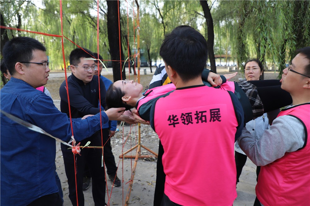 [上海西點一號軍訓基地]]戰(zhàn)狼特訓一日拓展活動