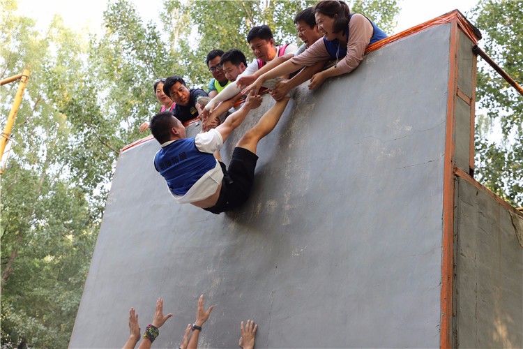 [上海西點一號軍訓基地]]戰(zhàn)狼特訓一日拓展活動