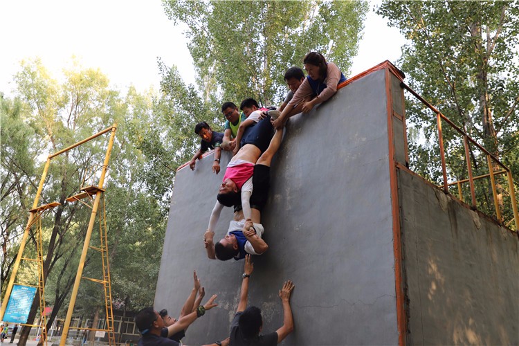 [上海西點一號軍訓基地]]戰(zhàn)狼特訓一日拓展活動